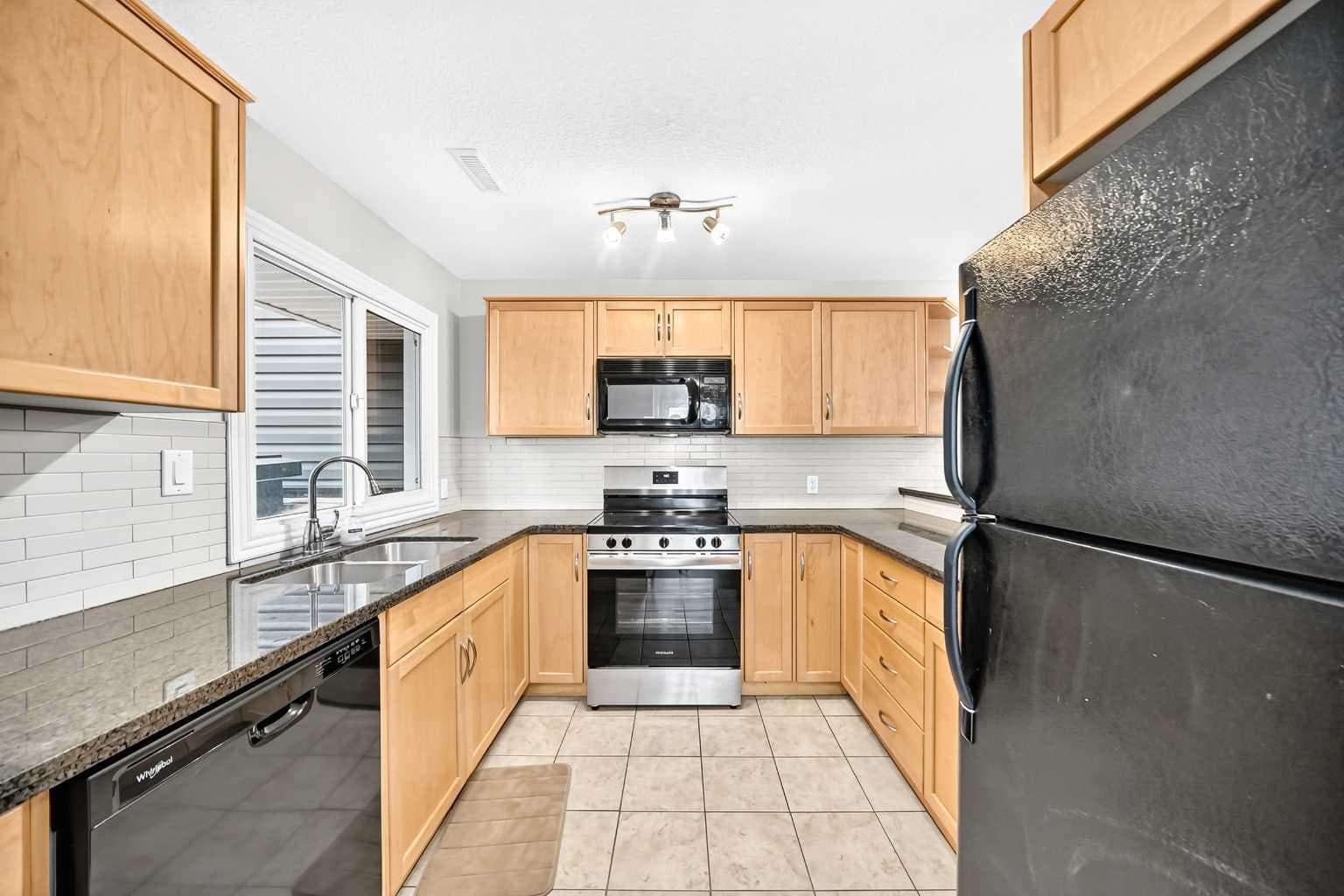 225, 33 Glamis Green SW