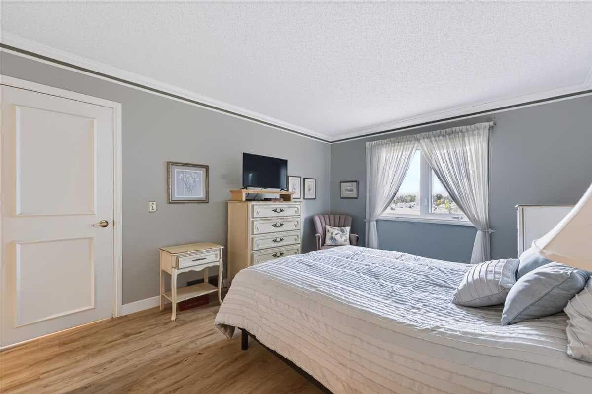 36, 140 Strathaven Circle SW
