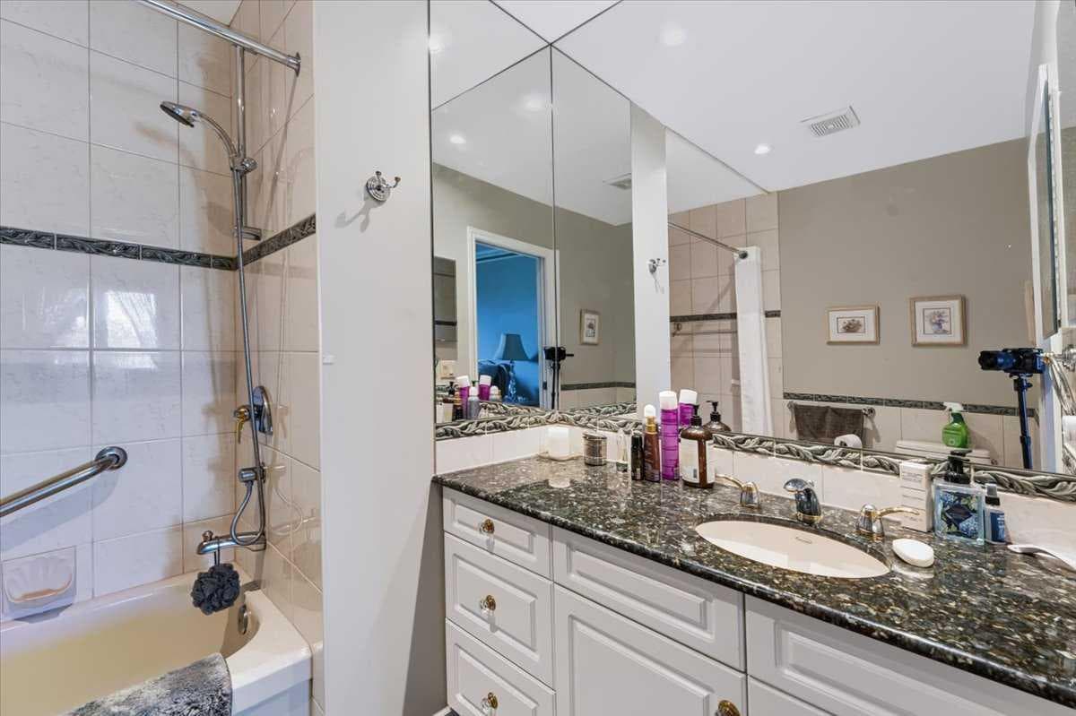 36, 140 Strathaven Circle SW