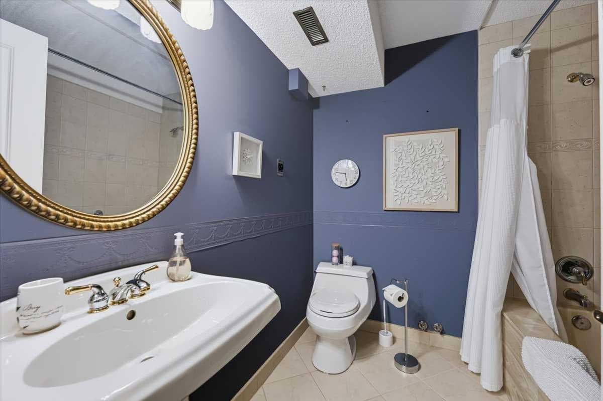 36, 140 Strathaven Circle SW