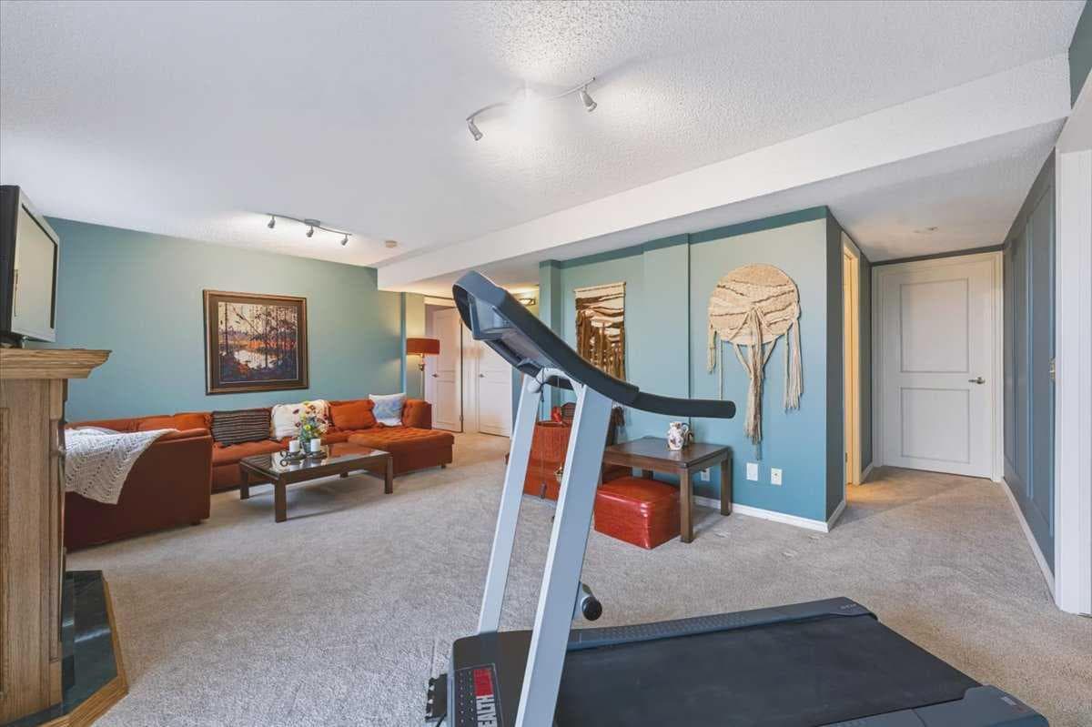 36, 140 Strathaven Circle SW