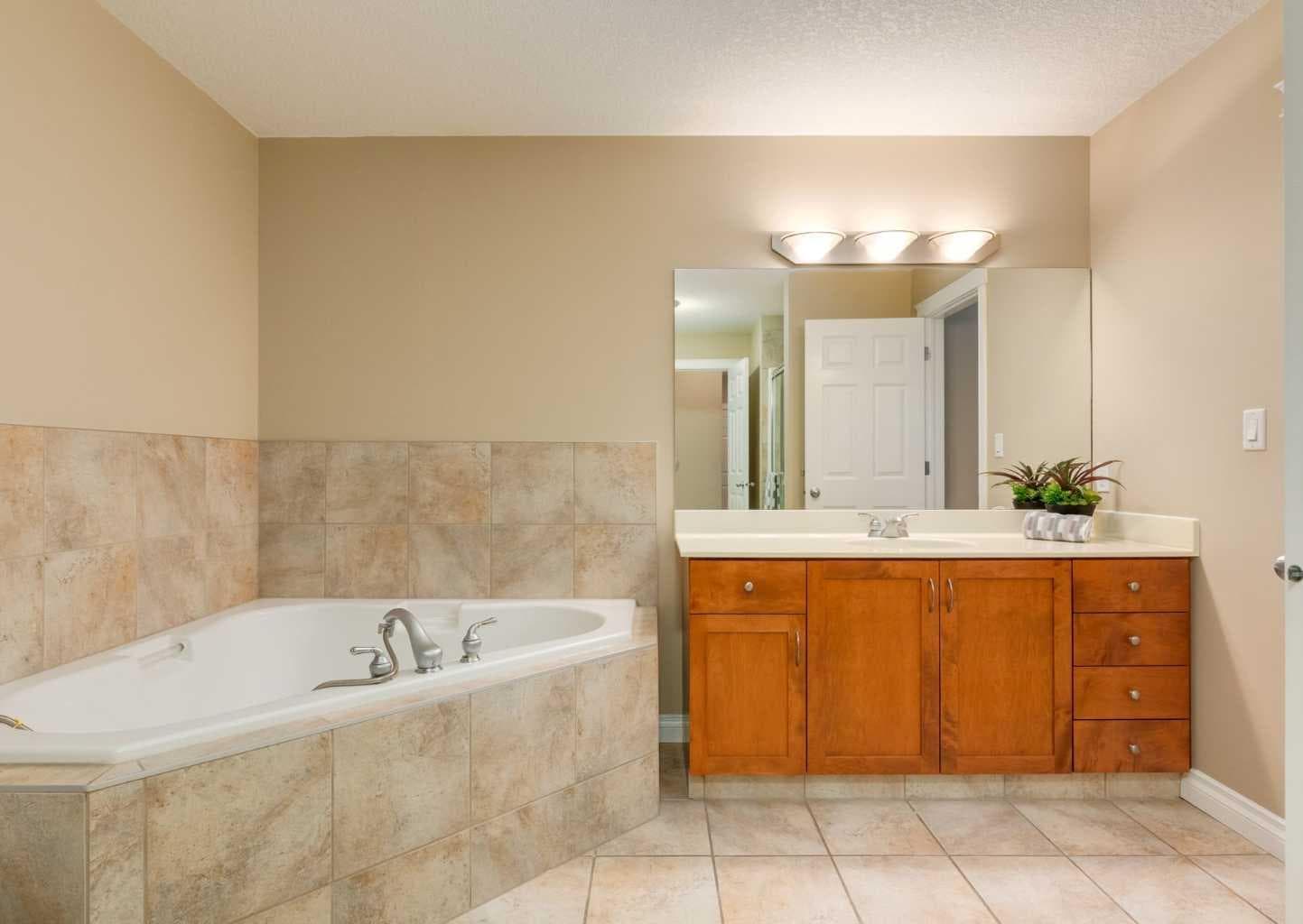 3214, 24 Hemlock Crescent SW