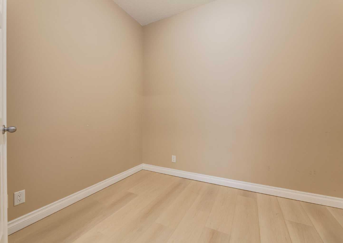 3214, 24 Hemlock Crescent SW