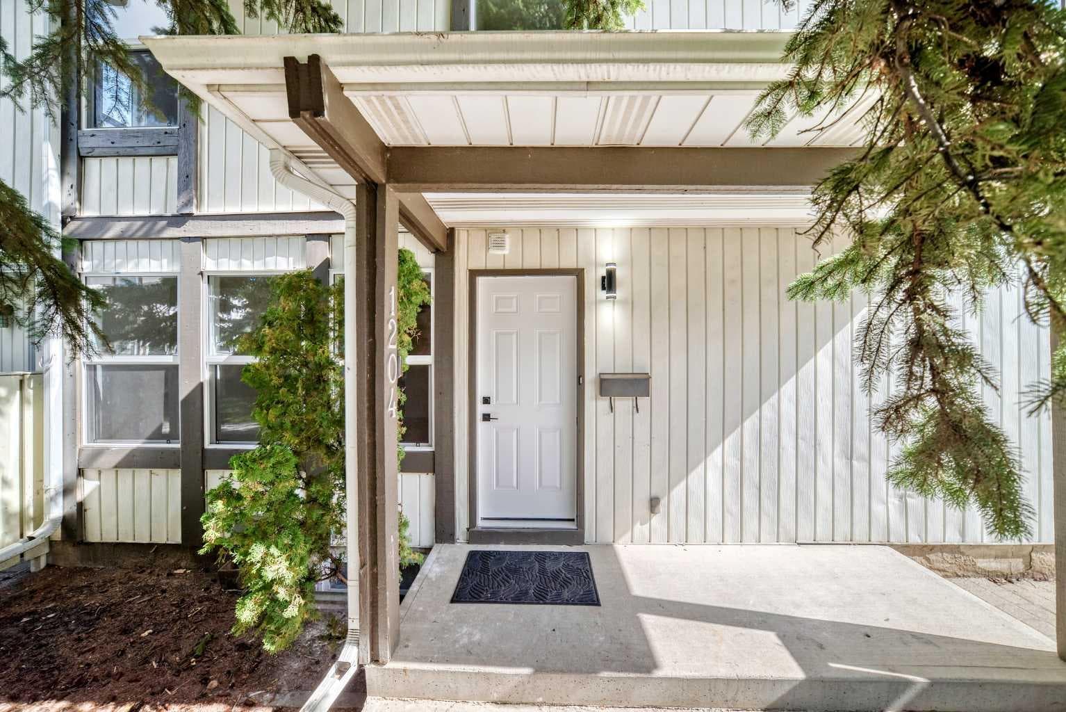1204, 544 Blackthorn Road NE