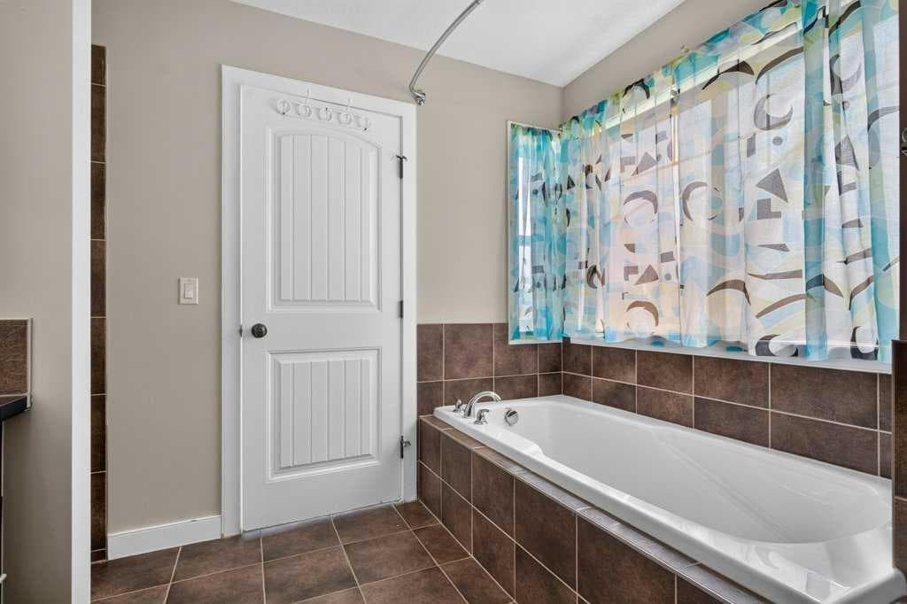 23 Saddlebrook Court NE