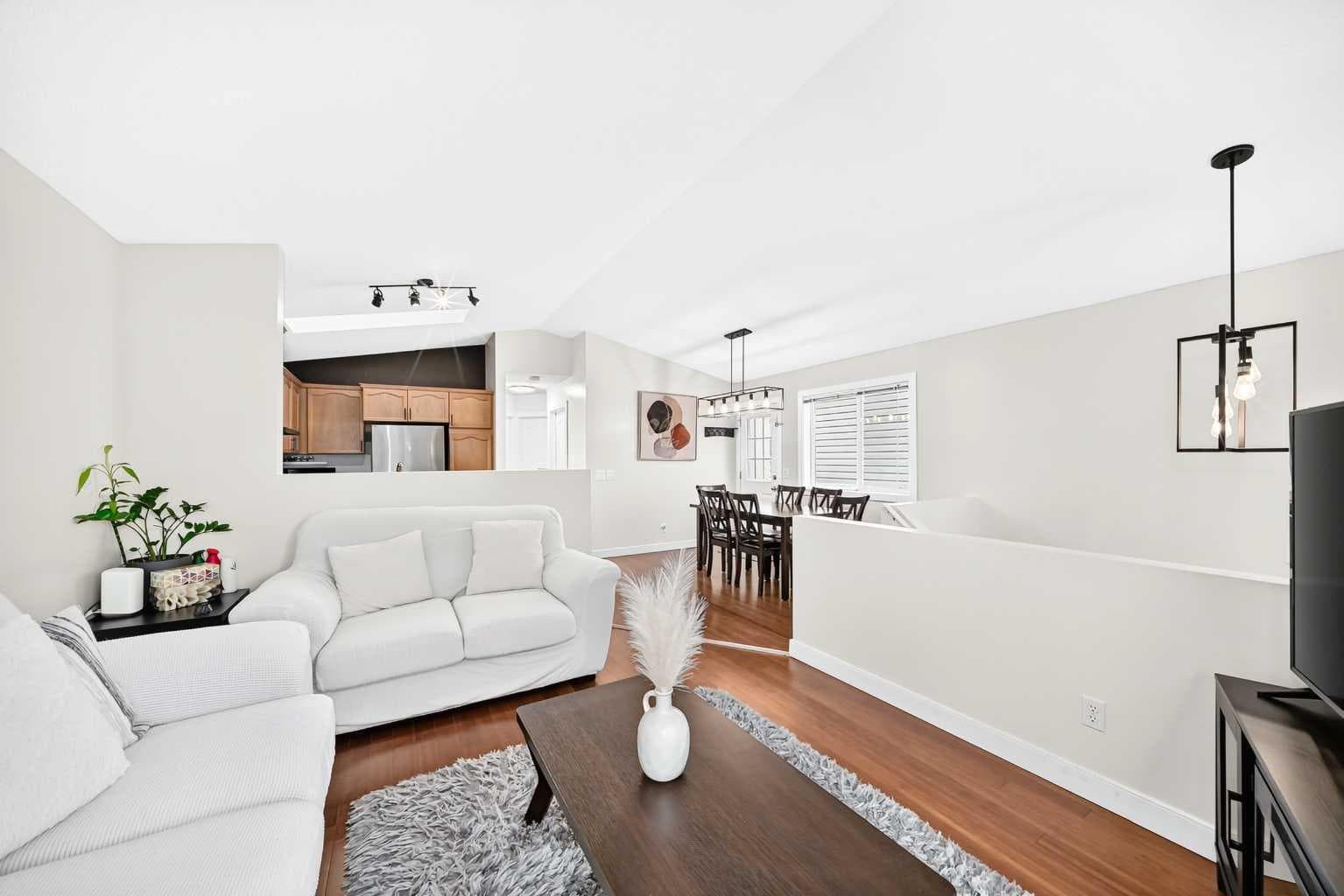 117 Bridleglen Manor SW