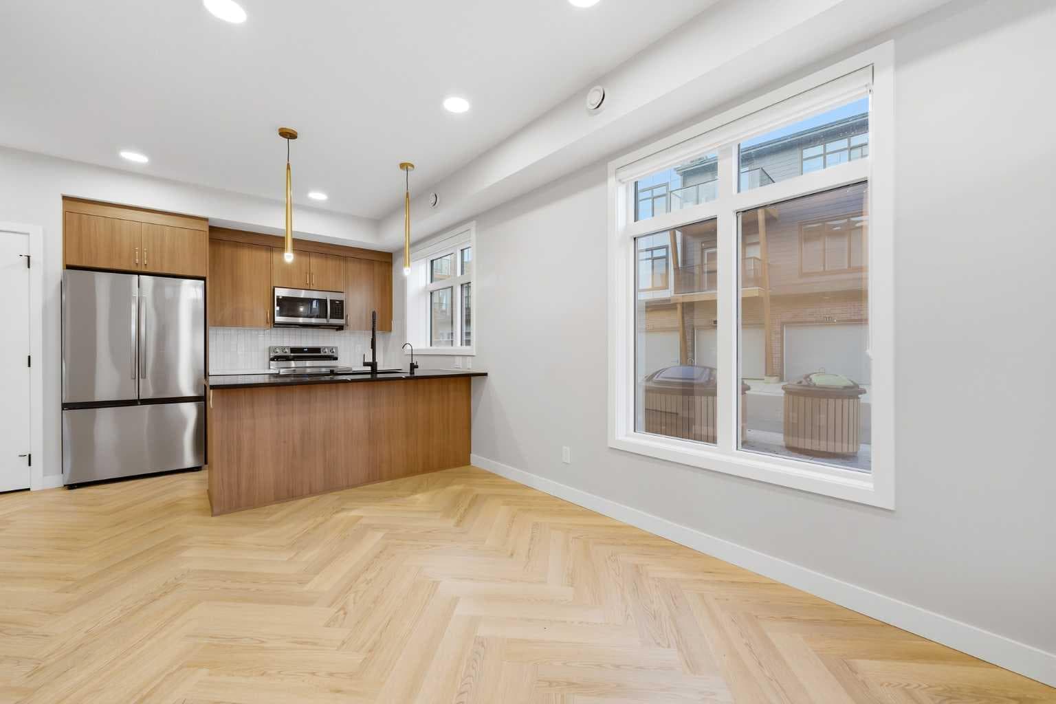 301, 562 Seton Circle SE