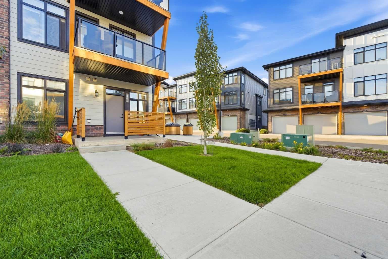 301, 562 Seton Circle SE