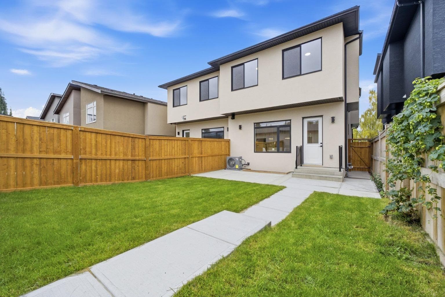 2229 36 Street SW