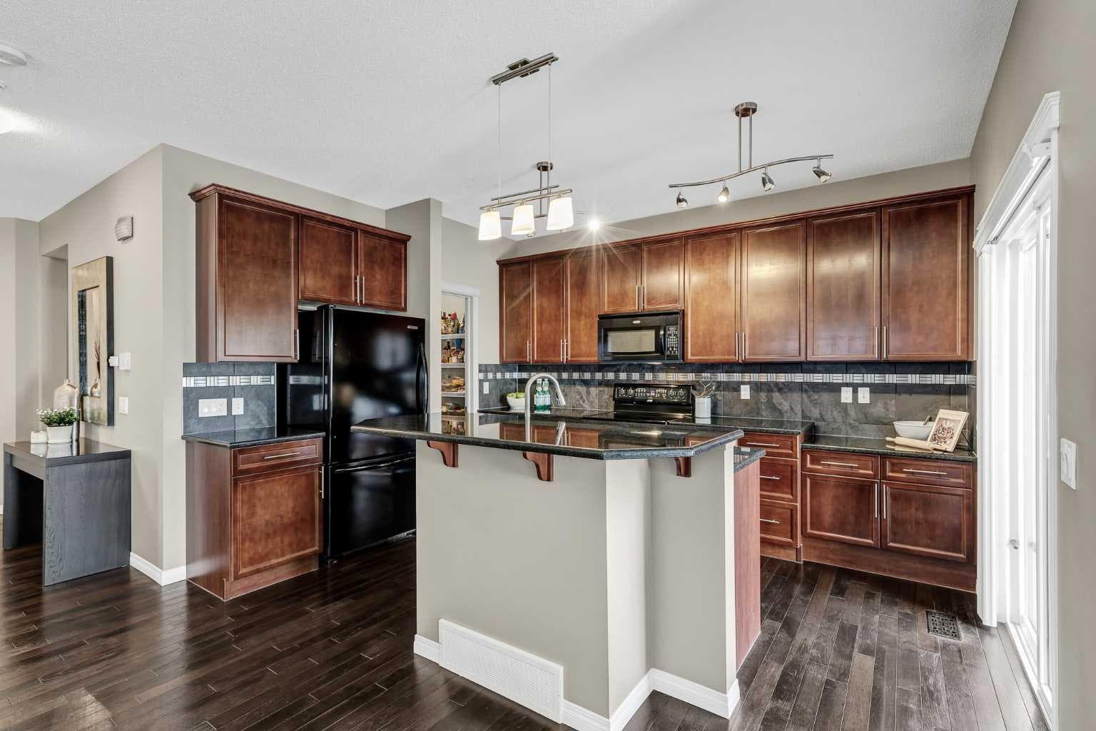 62 Panamount Plaza NW