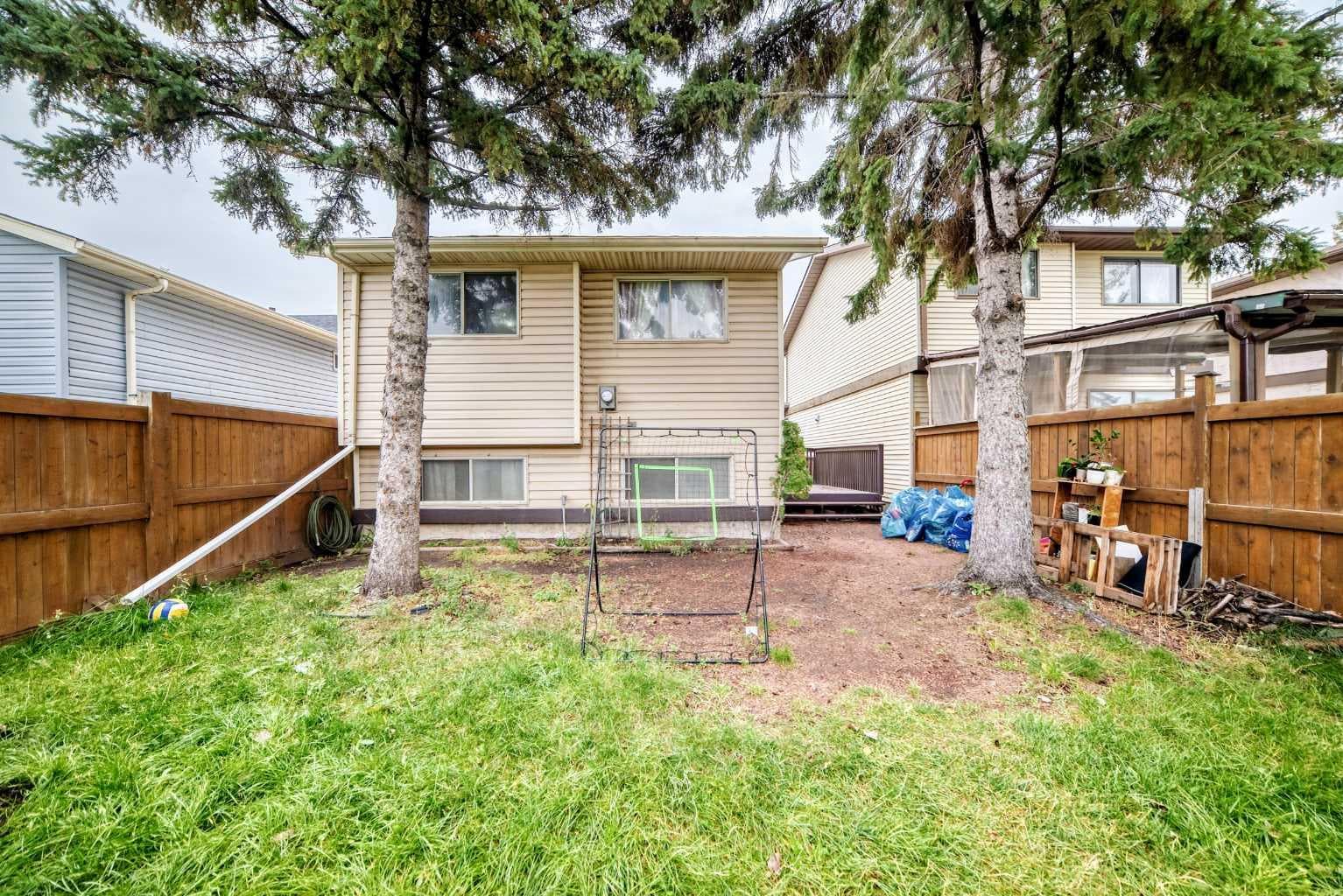 320 Abinger Crescent NE