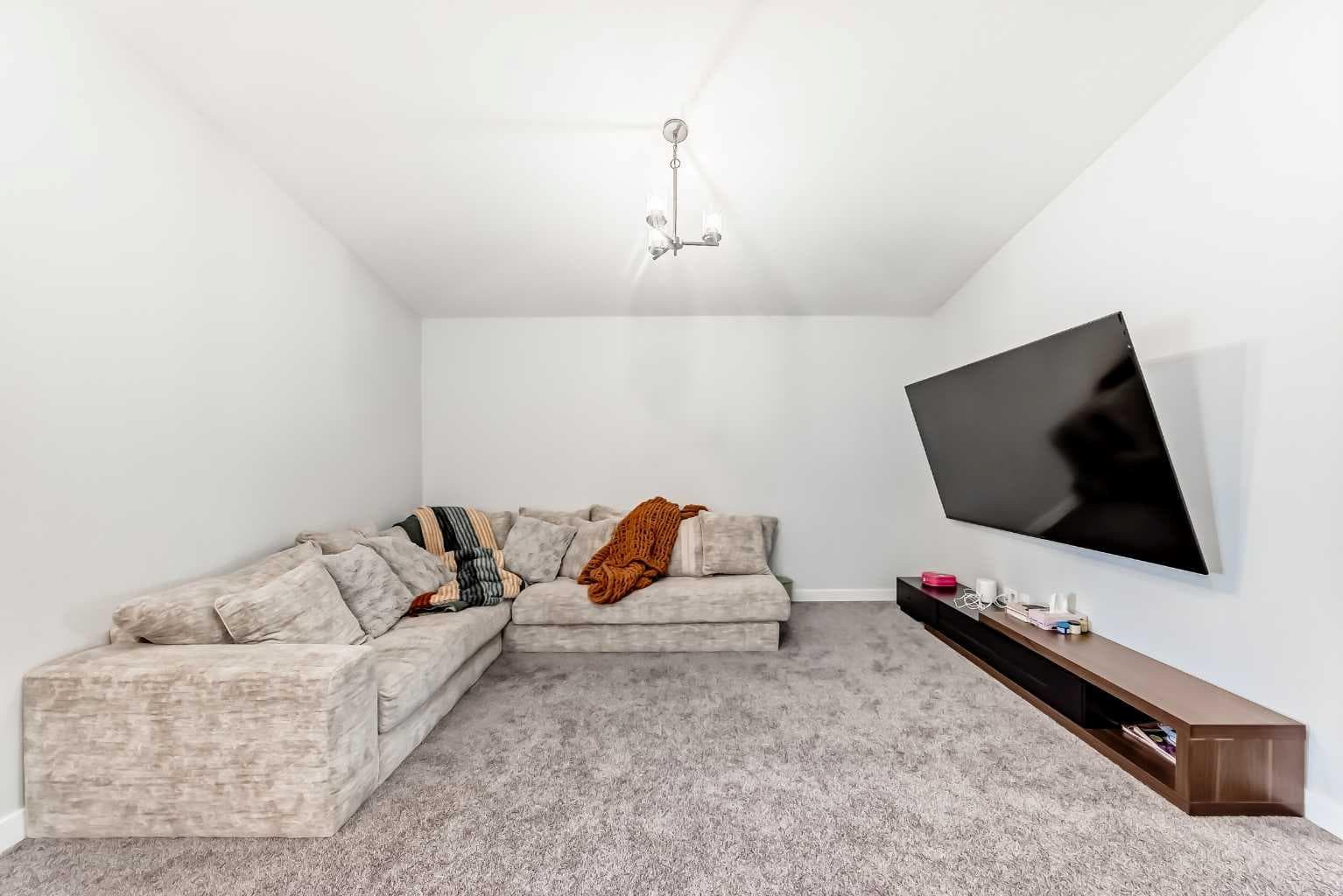 69 Amblehurst Way NW