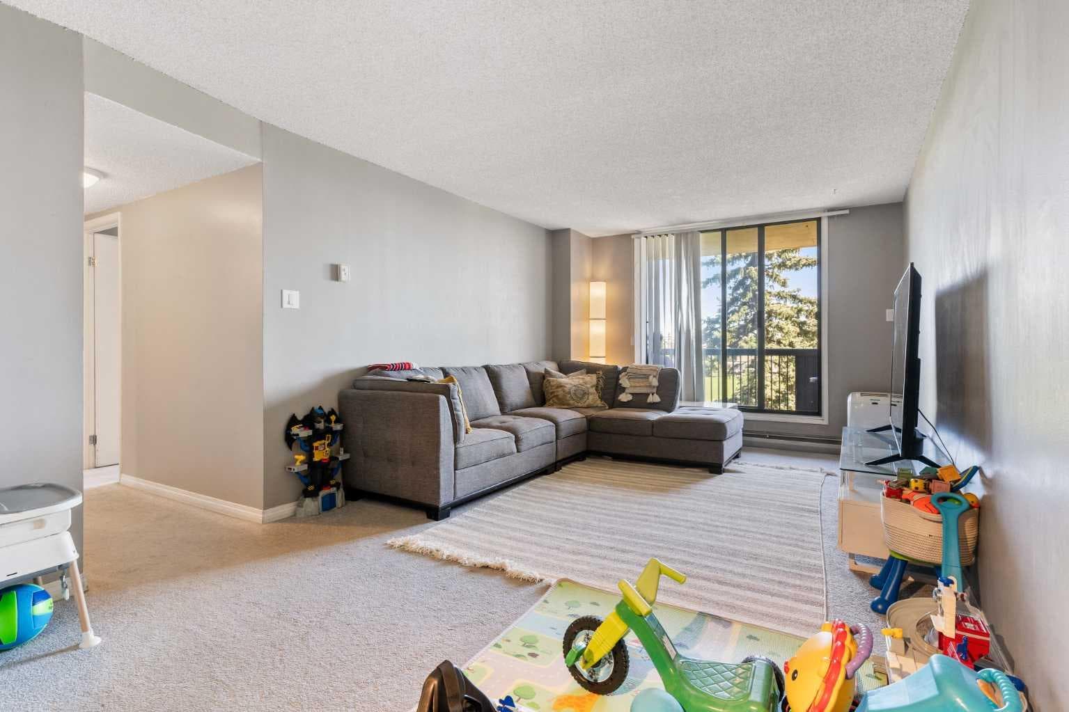 303, 30 Mchugh Court NE