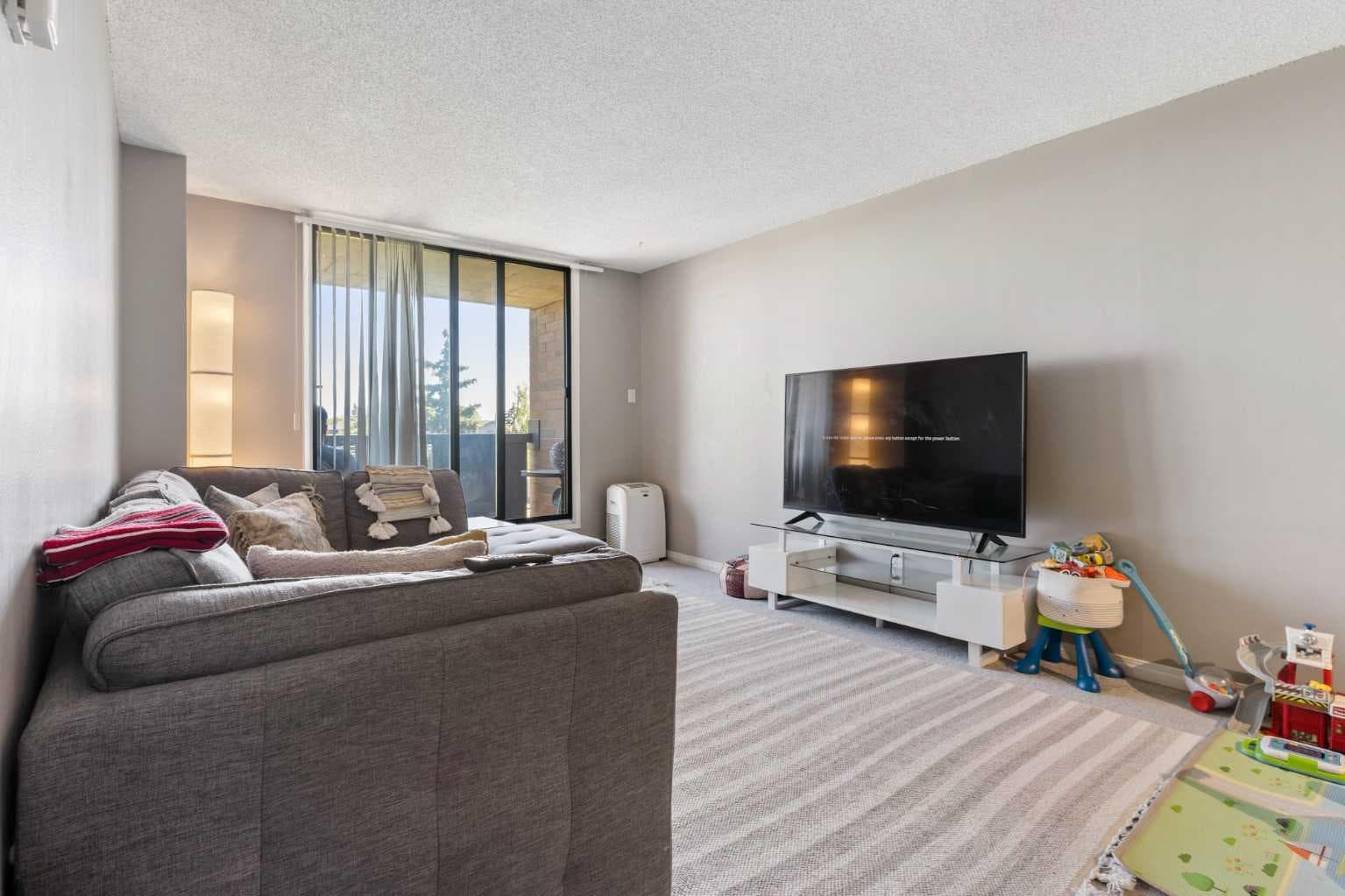 303, 30 Mchugh Court NE