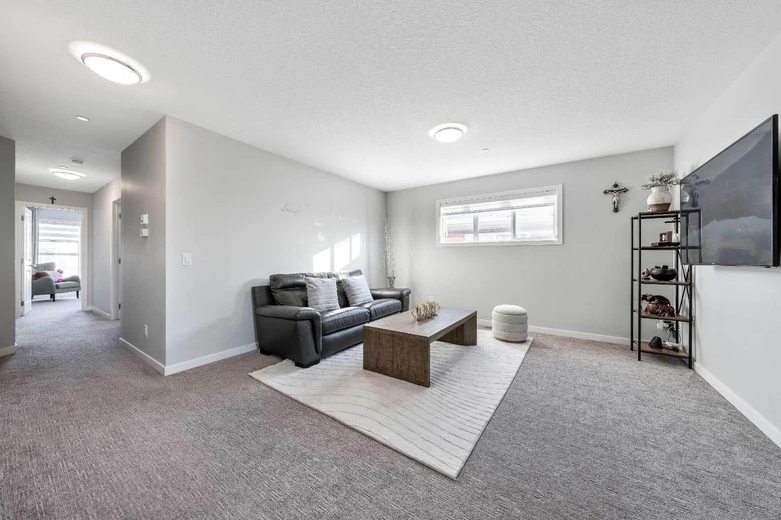 240 Lucas Crescent NW