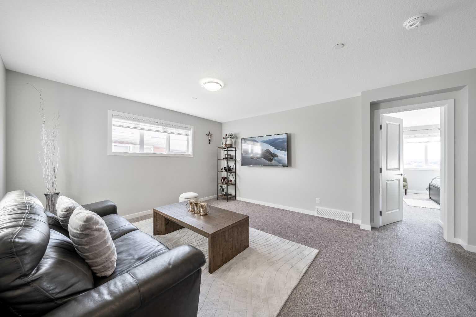 240 Lucas Crescent NW