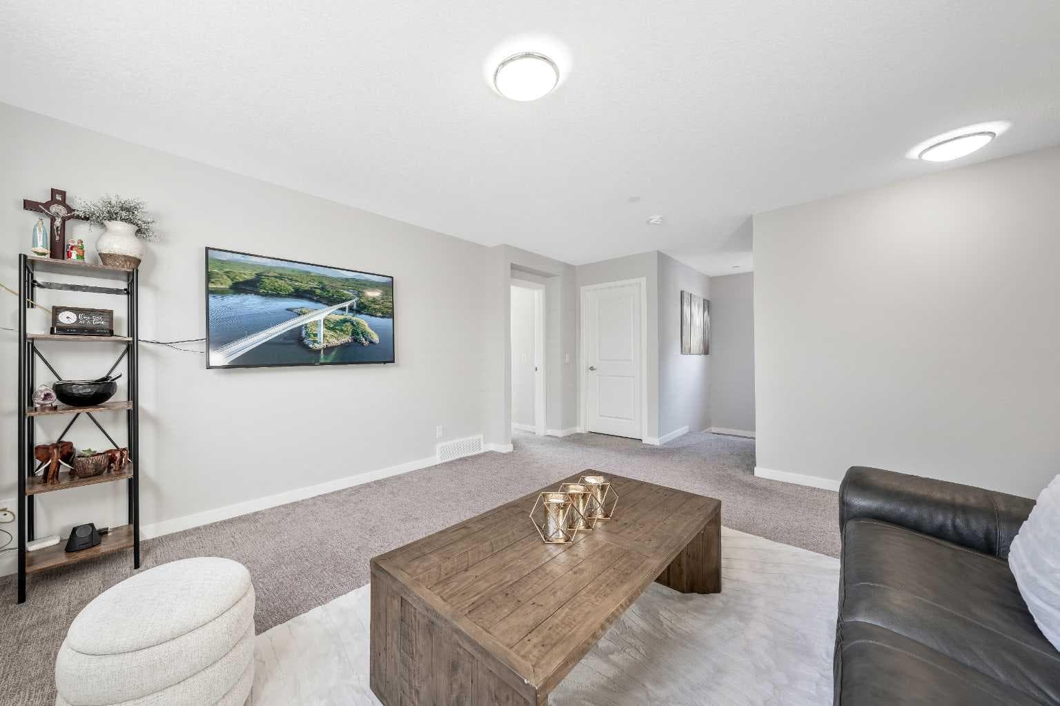 240 Lucas Crescent NW