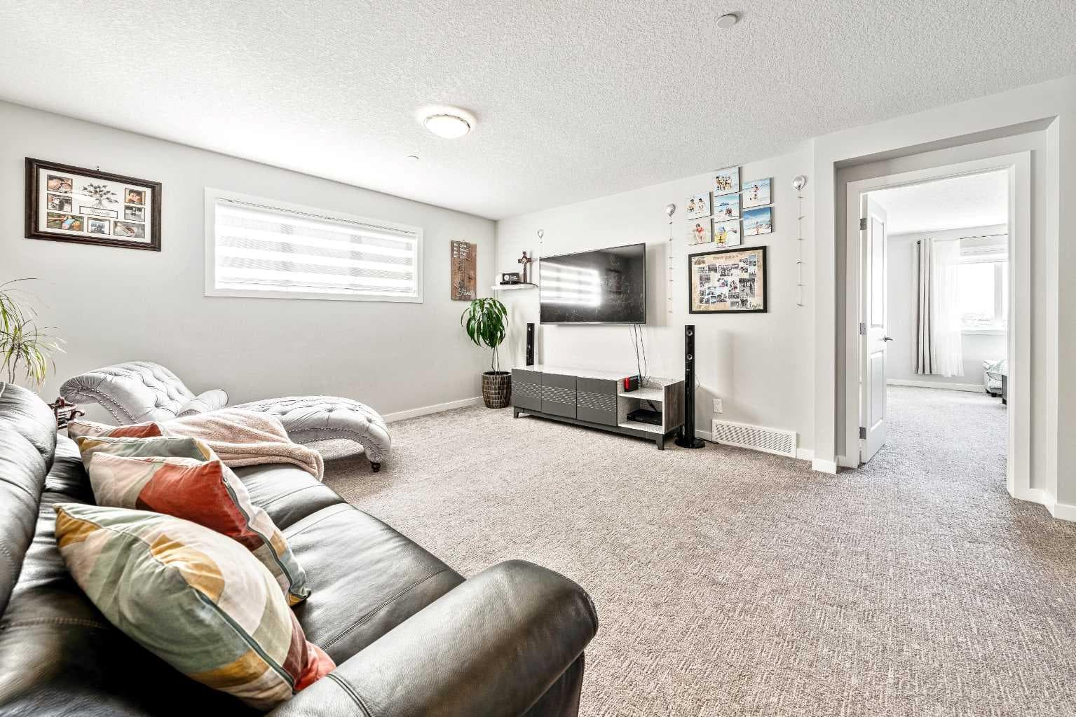 240 Lucas Crescent NW