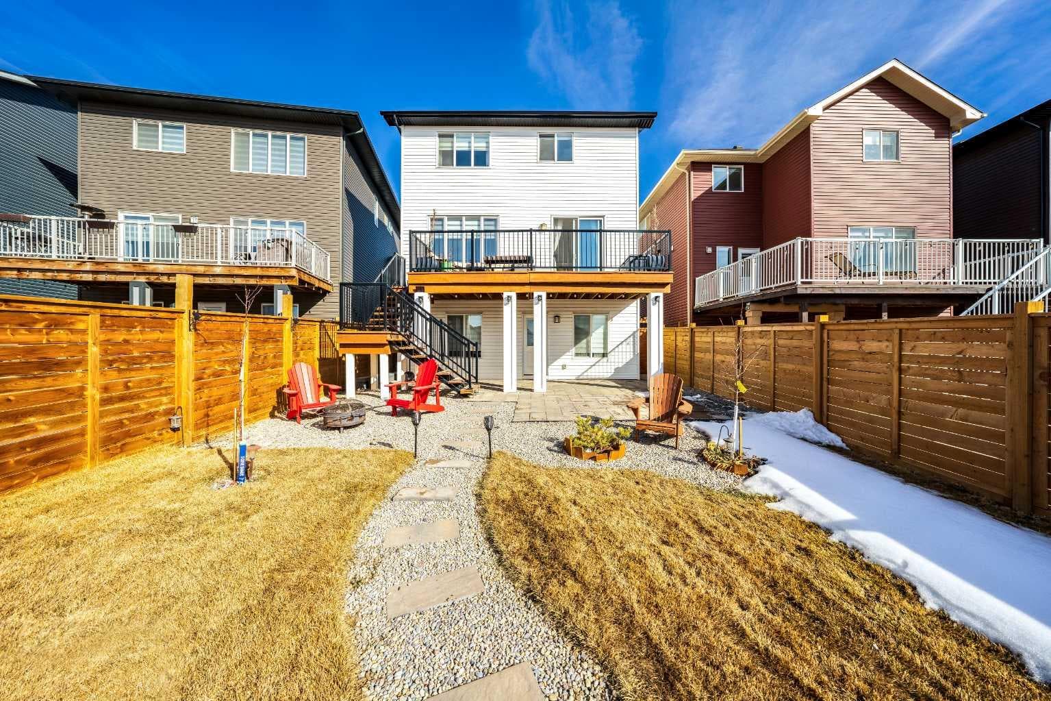 240 Lucas Crescent NW