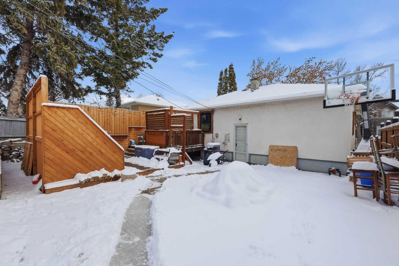 2028-2032-2040 42 Avenue SW