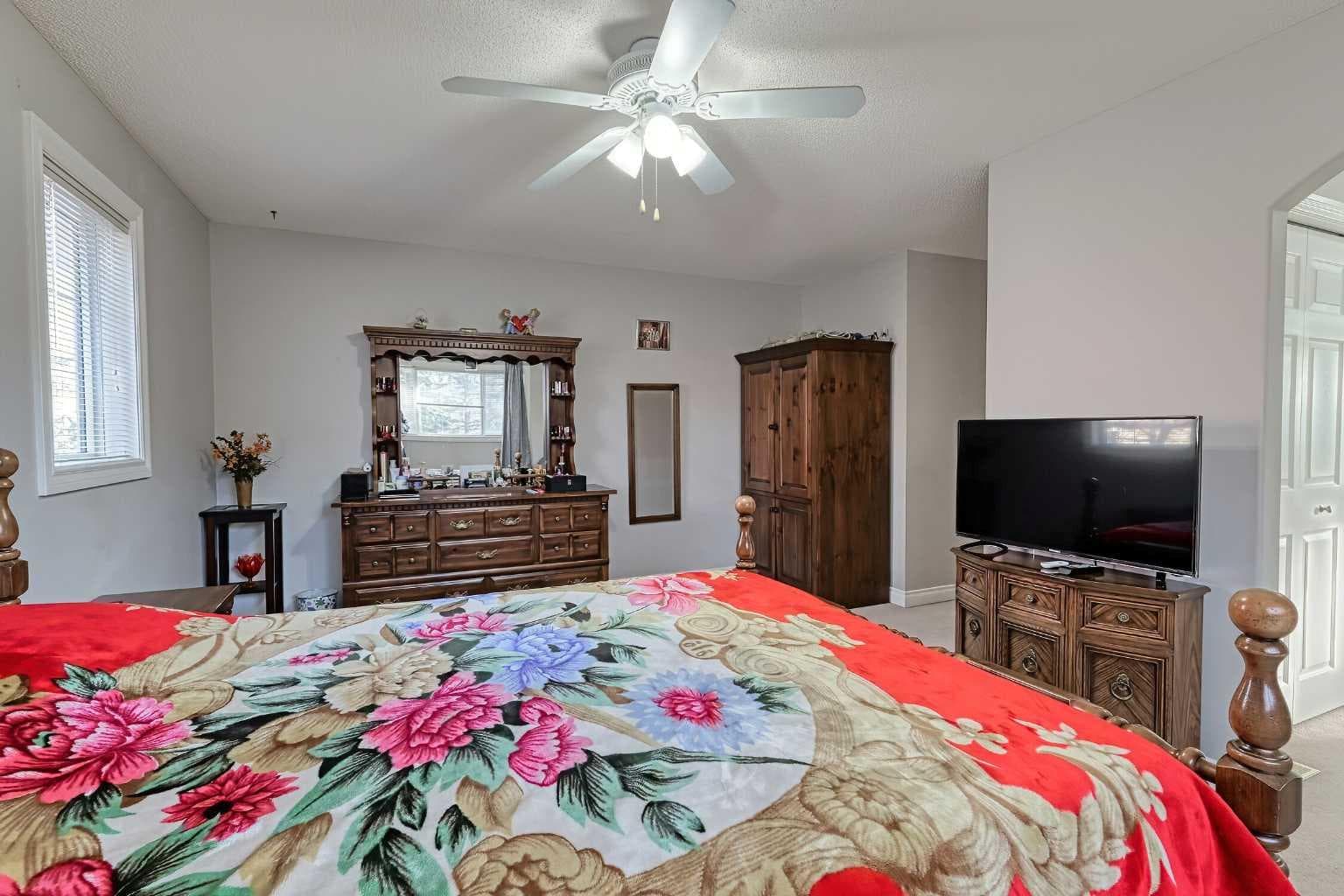 501 Coral Cove NE