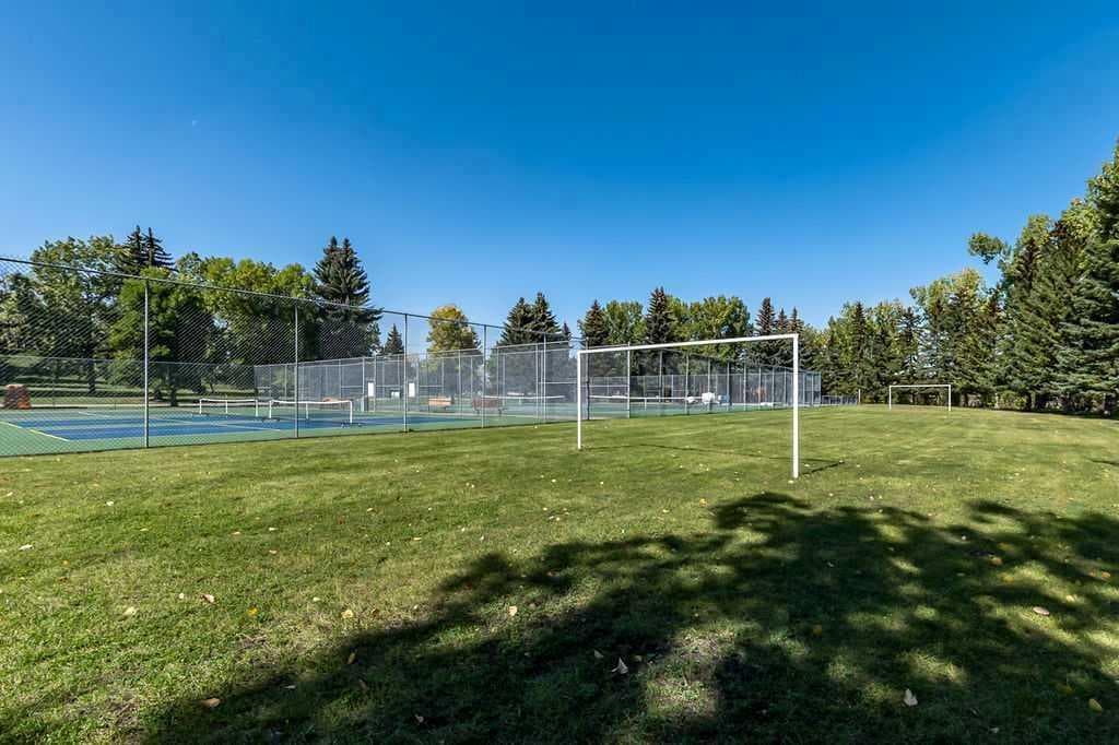 136 Midlawn Close SE