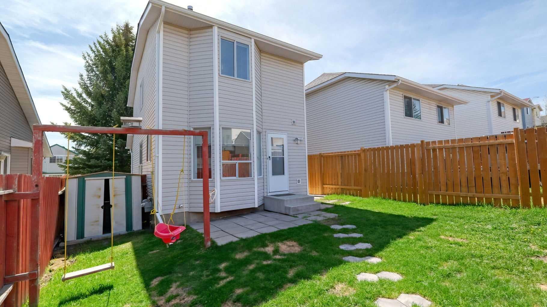157 Harvest Gold Heights NE