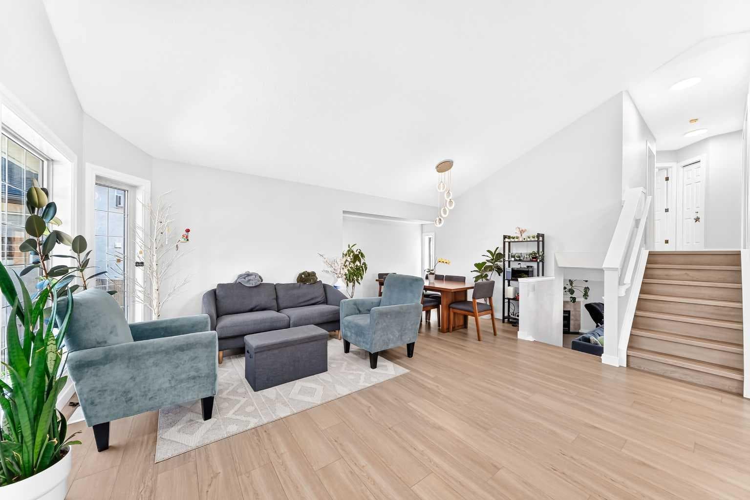 315 Appleglen Place SE
