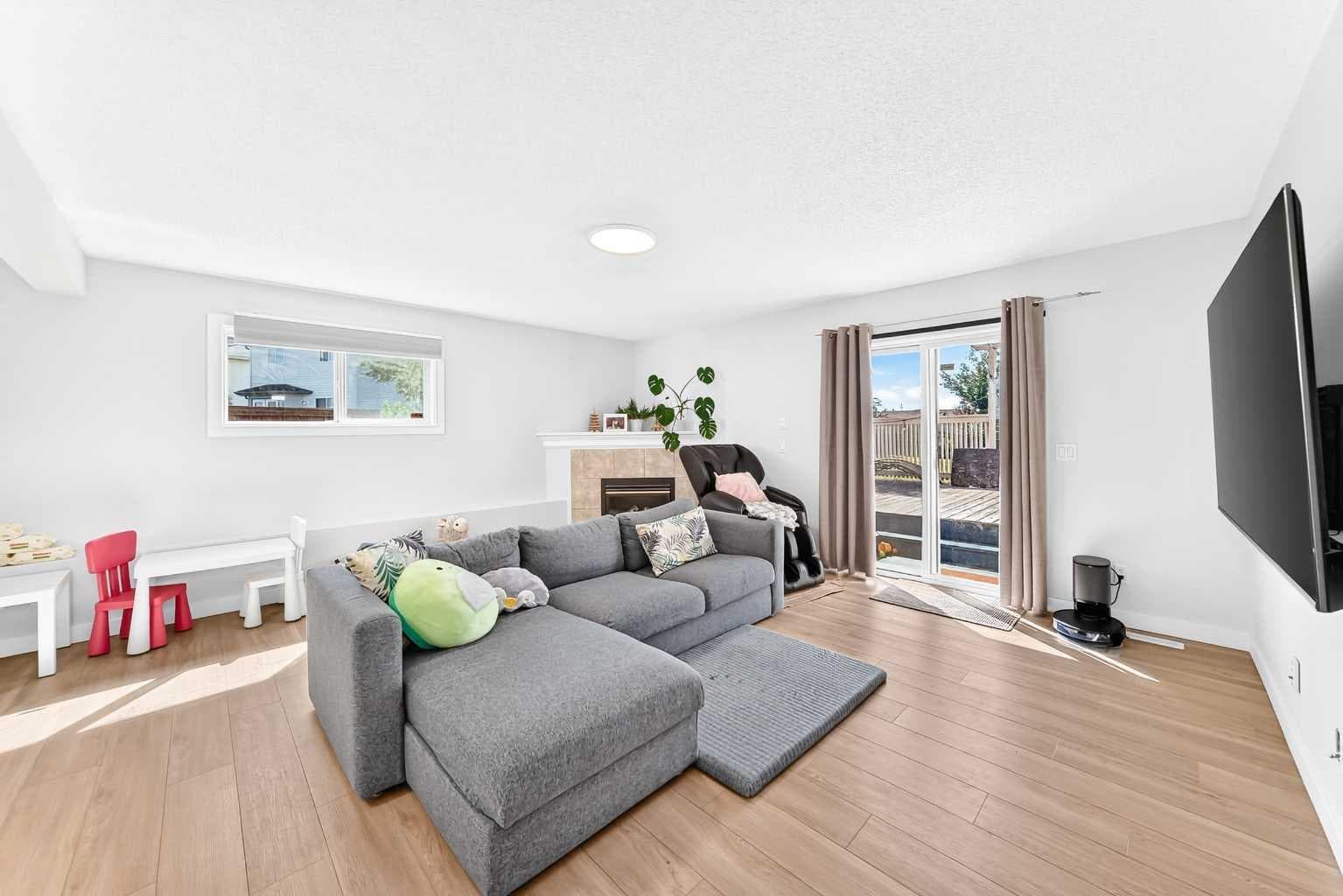 315 Appleglen Place SE