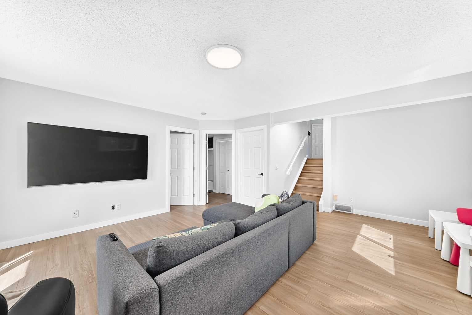 315 Appleglen Place SE