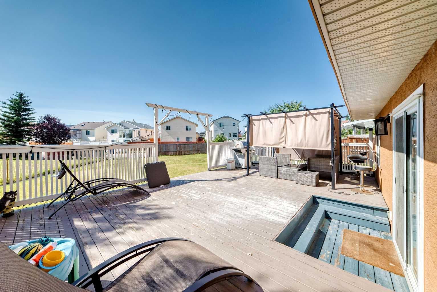 315 Appleglen Place SE