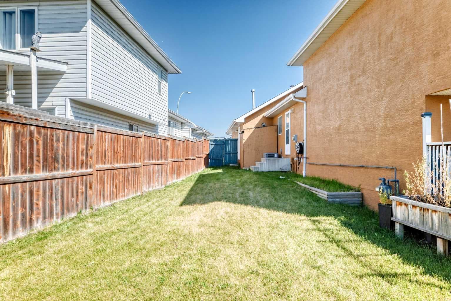 315 Appleglen Place SE